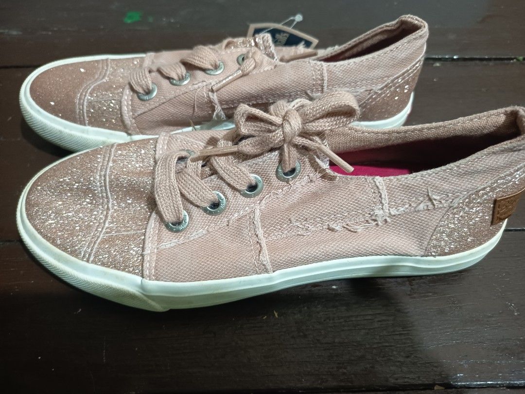 Blowfish Sneakers (Category: Babies & Kids Fashion) located in Quezon City. Submitted by jeanne_astorga08 (Listing ID 1462899045, Image 2). Description: selling it low dahil nasa cabinet lang. needs cleaning.