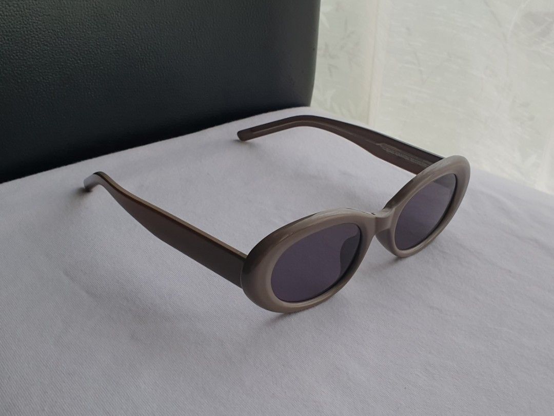 Blue Elephant Dind Crayon Sunglasses (Category: Sunglasses & Eyewear) located in Quezon City. Submitted by WasalakTwo (Listing ID 1463019072, Image 2). Description: Bought in Korea Good as new Excellent condition Open for delivery nationwide.