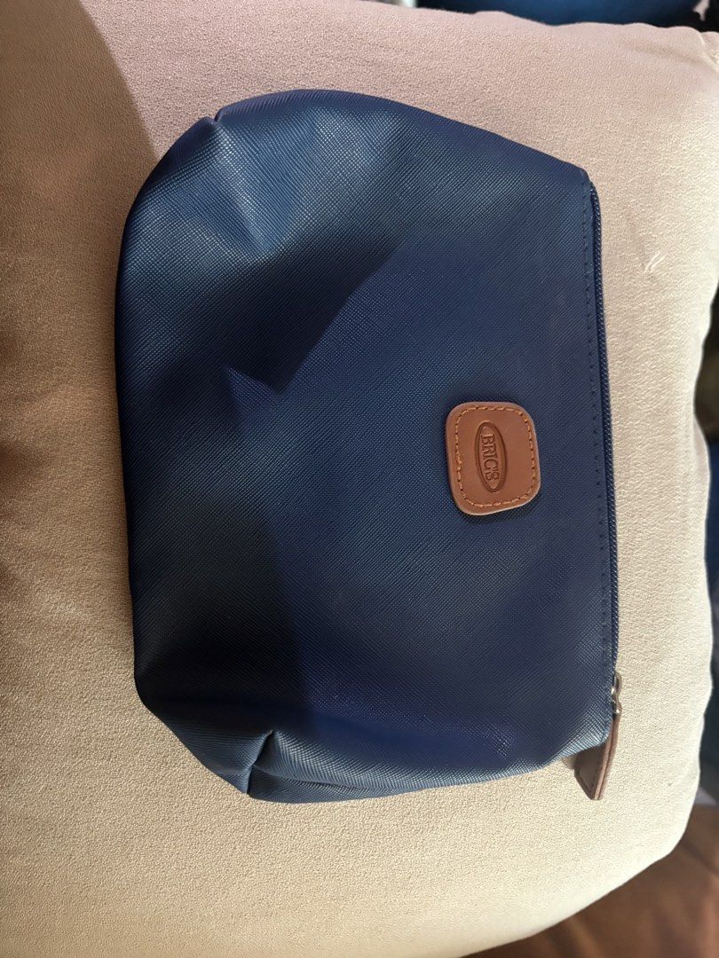 blue medium pouch (Category: Purses & Pouches) located in Quezon City. Submitted by viicx.storm (Listing ID 1462971679, Image 1). Description: .