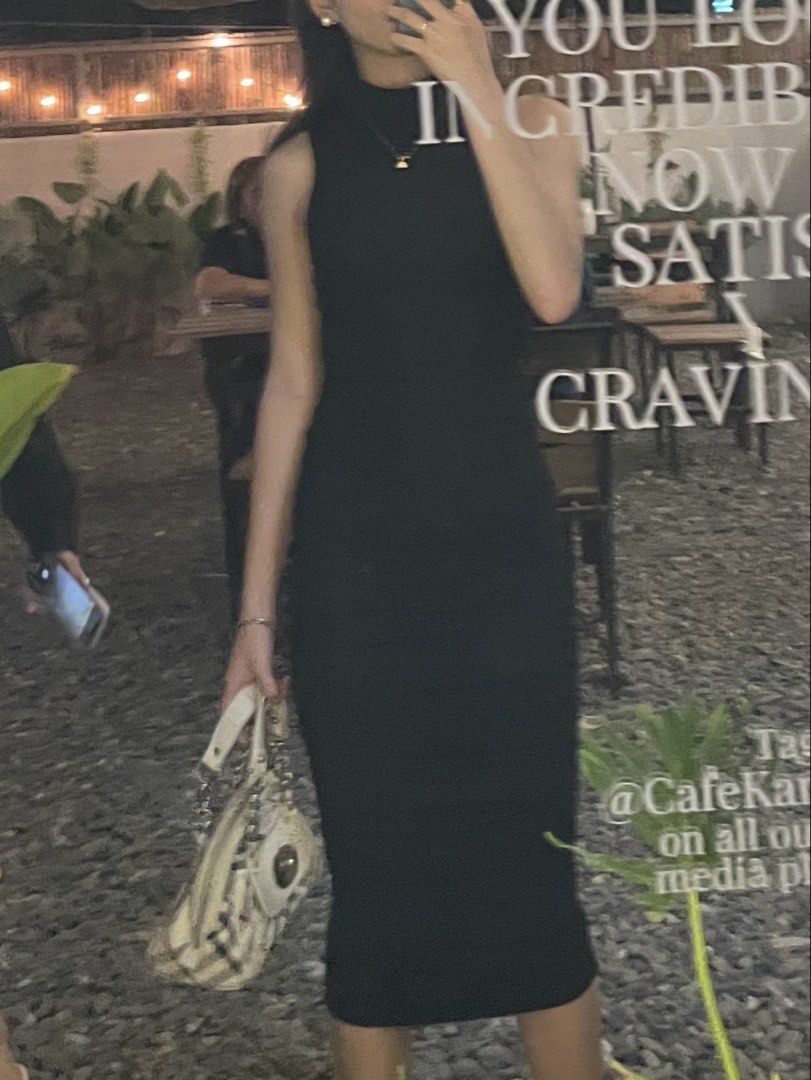 Body Hugging fitted long black dress (Category: Dresses) located in Bulacan. Submitted by ohyul.06 (Listing ID 1463055364, Image 2). Description: vv stretchable, can fit xxs-medium..