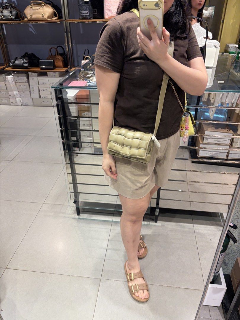 Bottega Veneta Cassette Pouch Bag (Category: Luxury Bags & Wallets) located in Cavite. Submitted by tripleKgels (Listing ID 1463045998, Image 2). Description: - Authentic Bottega Veneta Cassette Pouch - Stunning green woven leather design - Can be worn as a crossbody or belt bag - Ideal for everyday use - Comes with original dust bag and authenticity tag.