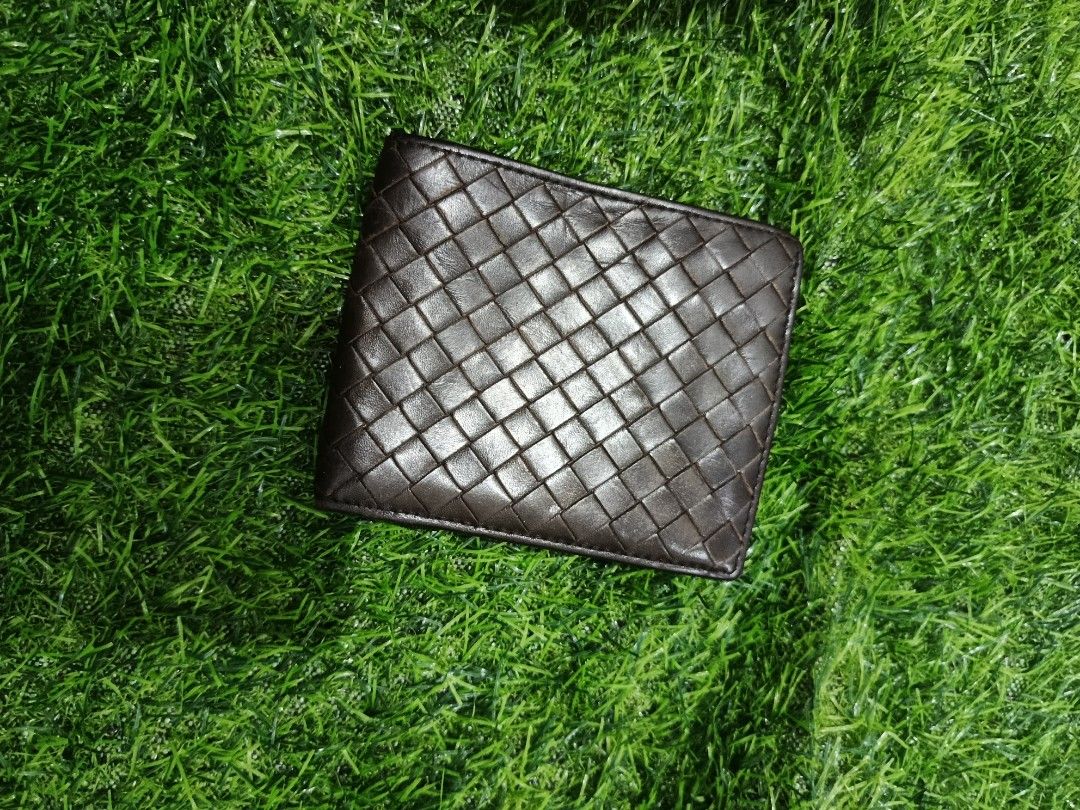 Bottega Veneta men's wallet (Category: Luxury Bags & Wallets) located in Manticao. Submitted by jiachloeyana (Listing ID 1463020886, Image 1). Description: bifold wallet with etkta genuine leather.
