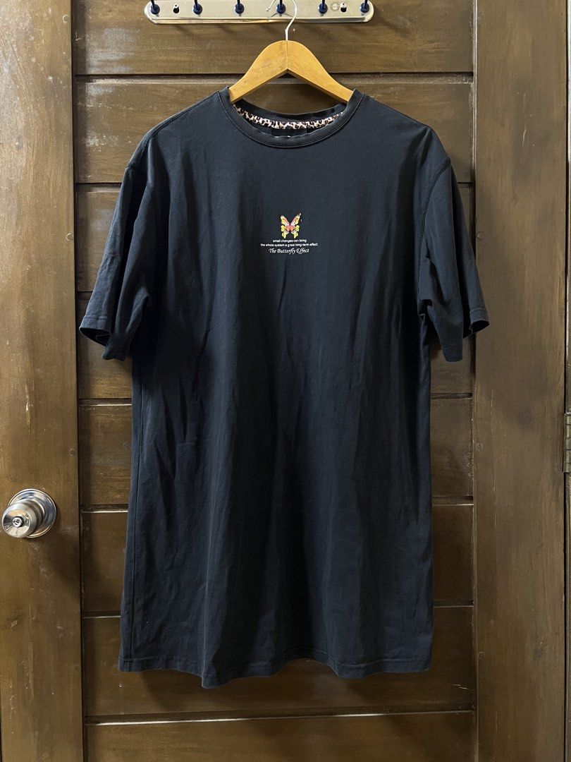 Boylondon Shirt (Category: Tshirts & Polo Shirts ) located in Tarlac. Submitted by royal.ching (Listing ID 1463040300, Image 1). Description: www.boy.london Size: Medium Length: 34inch/86cm Width:21 inches/ 54cm.