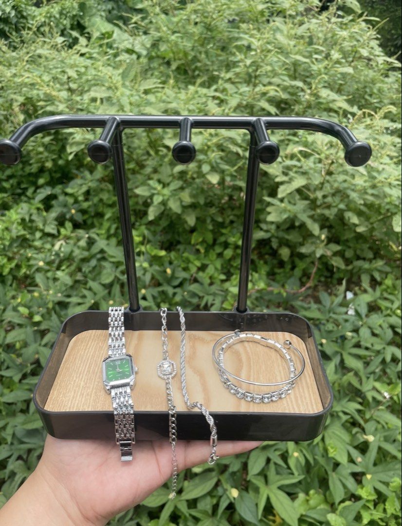 Brandnew watch set (Category: Women's Watches) located in Pasig City. Submitted by kyleannxx (Listing ID 1462945445, Image 2). Description: No box.