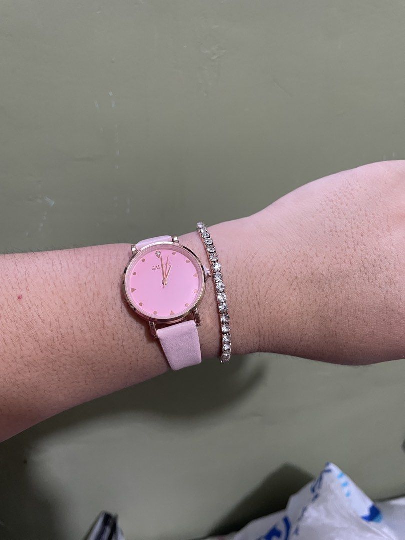 Brandnew watch set (Category: Women's Watches) located in Pasig City. Submitted by kyleannxx (Listing ID 1462946729, Image 2). Description: No box I have 2 sets. Magkaiba lang accessories but same watch (check last 2 photos).