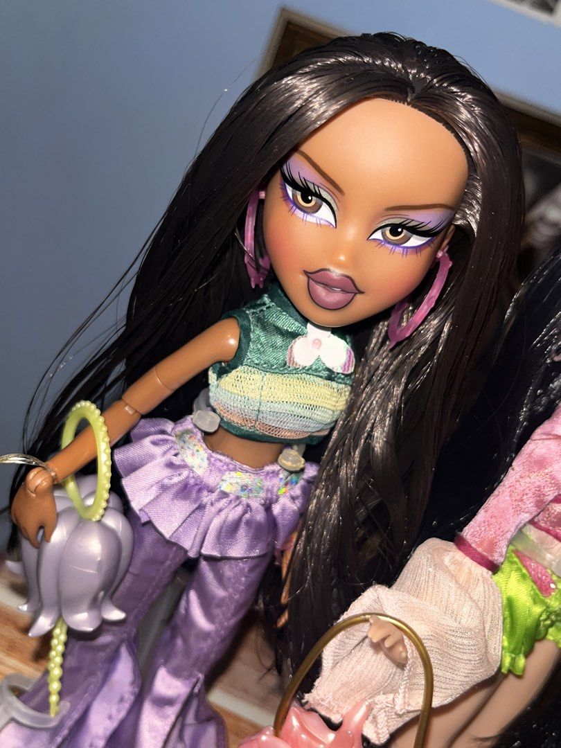 bratz bundle (Category: Kids Toys) located in Digos. Submitted by matchaa_94 (Listing ID 1463037497, Image 2). Description: free sf complete no flaws stand included .