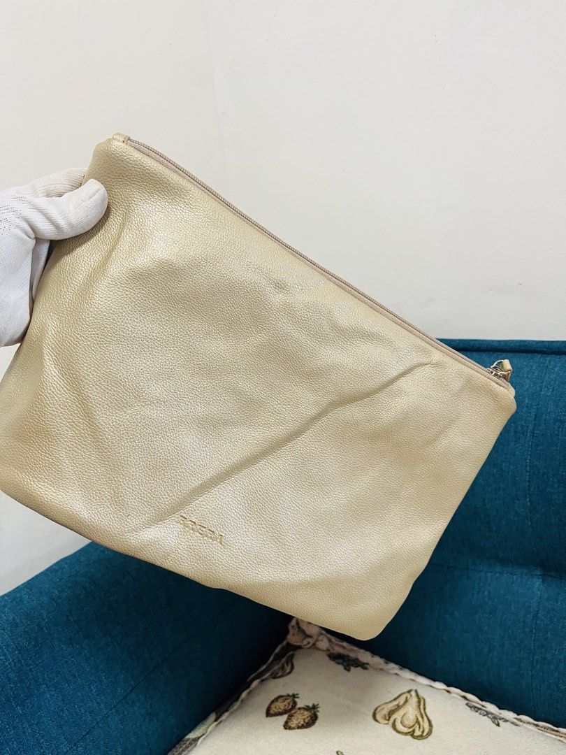 Brera pouch (Category: Luxury Bags & Wallets) located in Tacurong. Submitted by pearlitas_ukay (Listing ID 1462920639, Image 3). Description: BRERA •good as new •No flaws •Durable Medium size kasya bog tablet 🛍️Mine 380matic yours🤗 •Thrifted •ukayukay.