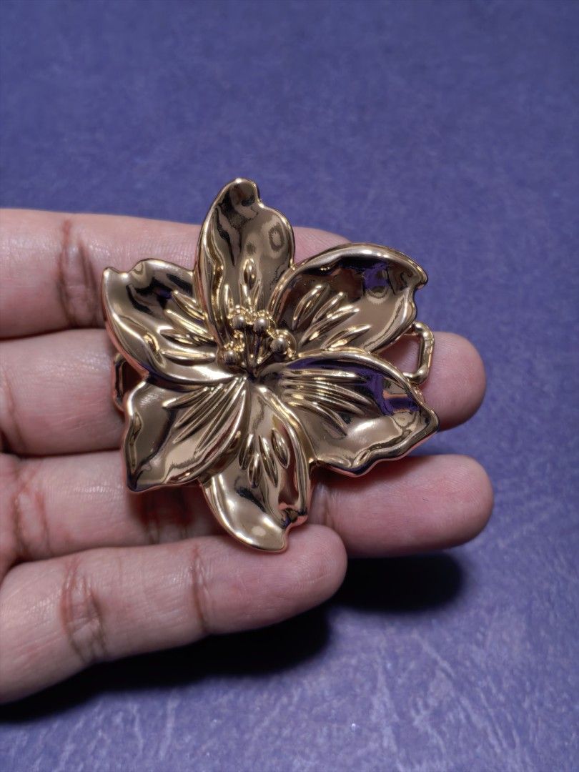 Brooch Pin Sakura Flower Scarf Buckle (Category: Brooches) located in Taguig. Submitted by jeannescarlet (Listing ID 1462995777, Image 1). Description: 💎Brand New 💎Alloy Material.