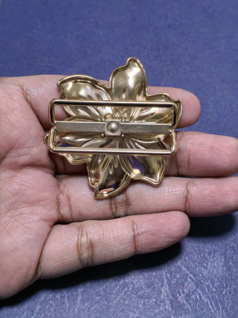 Brooch Pin Sakura Flower Scarf Buckle (Category: Brooches) located in Taguig. Submitted by jeannescarlet (Listing ID 1462995777, Image 2). Description: 💎Brand New 💎Alloy Material.