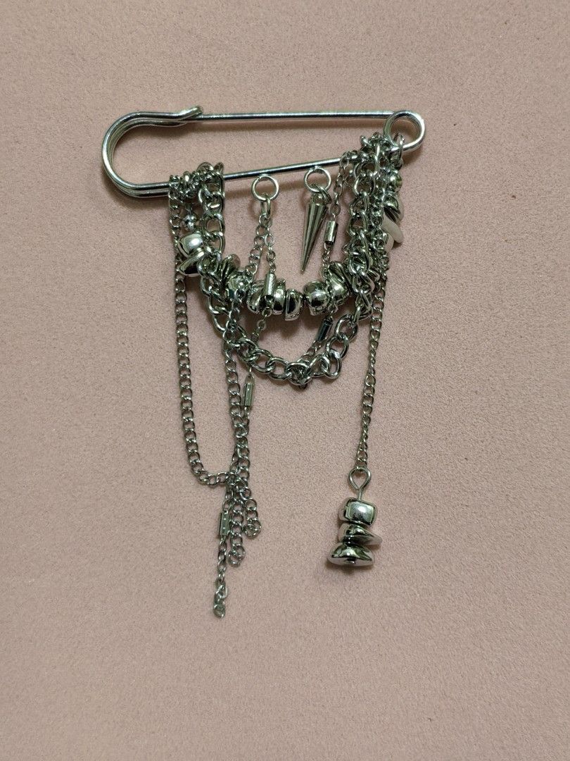 Brooch Pin Tassel (Category: Brooches) located in Taguig. Submitted by jeannescarlet (Listing ID 1462925978, Image 1). Description: 💎Brand New 💎Alloy Material.