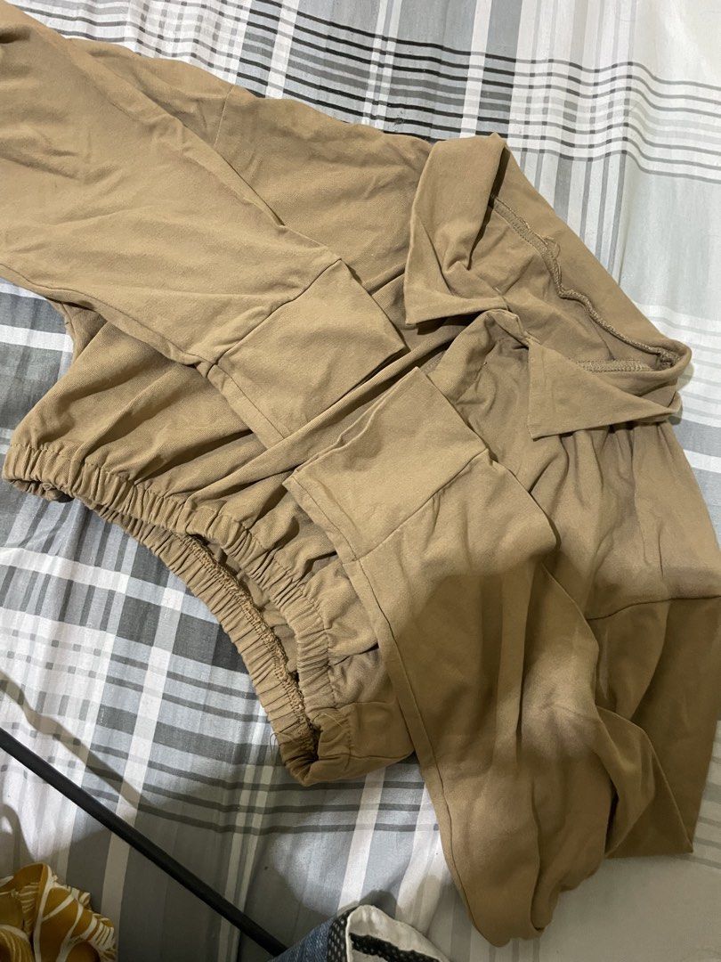 Brown crop top sweater (Category: Coats, Jackets and Outerwear) located in Bulacan. Submitted by ohyul.06 (Listing ID 1463002685, Image 1). Description: nabili ko sa orange app dati for 300 pesos.