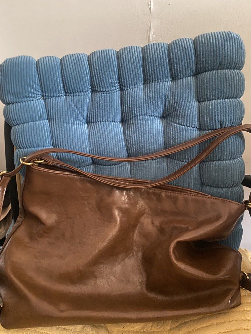 Brown Leather & Suede Shoulder Bag (Category: Shoulder Bags) located in Manila. Submitted by lecurateurofficial (Listing ID 1462926433, Image 2). Description: - Stylish brown shoulder bag - Mix of leather and suede materials - Fun striped interior lining - Convenient inner zip pocket - Adjustable strap for comfort - Plenty of space for your essentials - Ideal for everyday wear Price is negotiable .