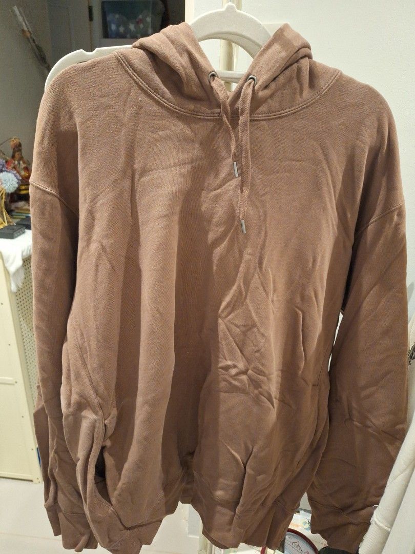 Brown Pullover Hoodie (Category: Hoodies) located in Manila. Submitted by loydamariano (Listing ID 1462987404, Image 1). Description: - Cozy brown hoodie - Long sleeves with adjustable hood and drawstring - Convenient front kangaroo pocket - Ideal for everyday casual wear - Pairs easily with jeans or shorts - Made from soft, comfortable fabric.