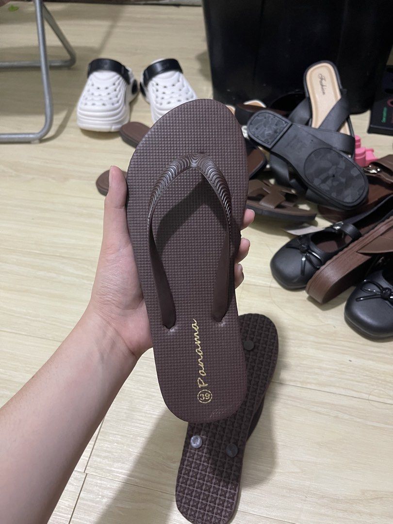 Brown slippers (Category: Slippers and slides) located in Manila. Submitted by _eahmczz (Listing ID 1463096623, Image 3). Description: Never pa nagamit Size: 38-39 Medyo maliit po siya.
