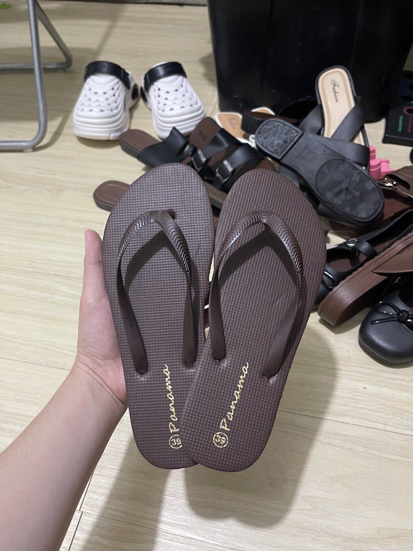Brown slippers (Category: Slippers and slides) located in Manila. Submitted by _eahmczz (Listing ID 1463096623, Image 2). Description: Never pa nagamit Size: 38-39 Medyo maliit po siya.