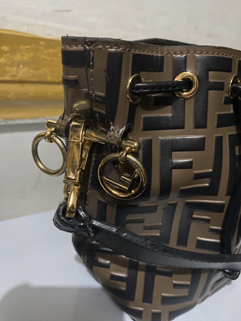 Bucket bag (Category: Purses & Pouches) located in Manila. Submitted by gelaimarieh (Listing ID 1462903297, Image 2). Description: .