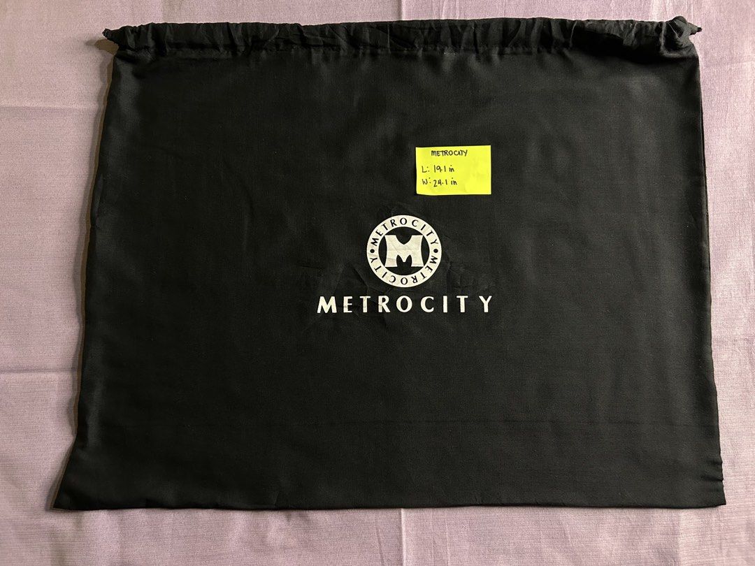 BUNDLE METROCITY DUST BAG (Category: Purses & Pouches) located in General Santos City (Dadiangas). Submitted by grasya_12 (Listing ID 1462916584, Image 1). Description: 2pcs Metrocity dust bag Sizes indicated na sa pic Minimal signs of usage (need wash) .