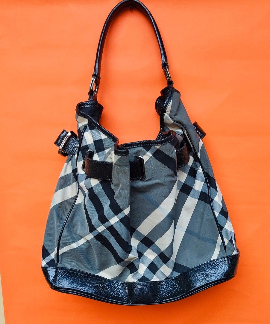 BURBERRY NYLON BAG (Category: Luxury Bags & Wallets) located in Cagayan de Oro. Submitted by mersonbadilla_luxury.item (Listing ID 1462896878, Image 2). Description: BURBERRY BAG THIS BAG IS KIND OF ICONIC BAG YOU CAN USED THIS ON PARTIES AND OTHER OCATION.