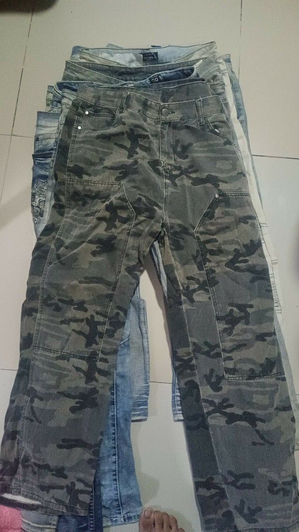 Camo double knee carpenter (Category: Jeans) located in Manila. Submitted by thrift.glaizee (Listing ID 1462935267, Image 1). Description: - Stylish camo cargo jeans - Multiple pockets for convenience - Estimated size: 28 waist - Perfect for a casual, rugged look - Sold as is, please check photos for condition.