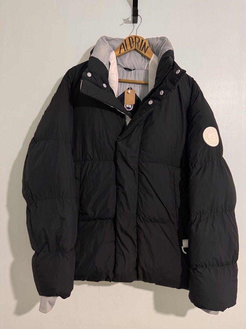 Canada Goose Arctic Program Puffer Jacket Black Size M (Category: Coats, Jackets and Outerwear) located in Cavite. Submitted by aldrindela40142 (Listing ID 1462985406, Image 1). Description: - Canada Goose Arctic Program Puffer Jacket - Color: Black - Size: Medium (M) - Made in Canada - Features iconic Canada Goose sleeve patch - Ideal for very cold weather - Zipper and snap button closure - Adjustable drawstring hem.