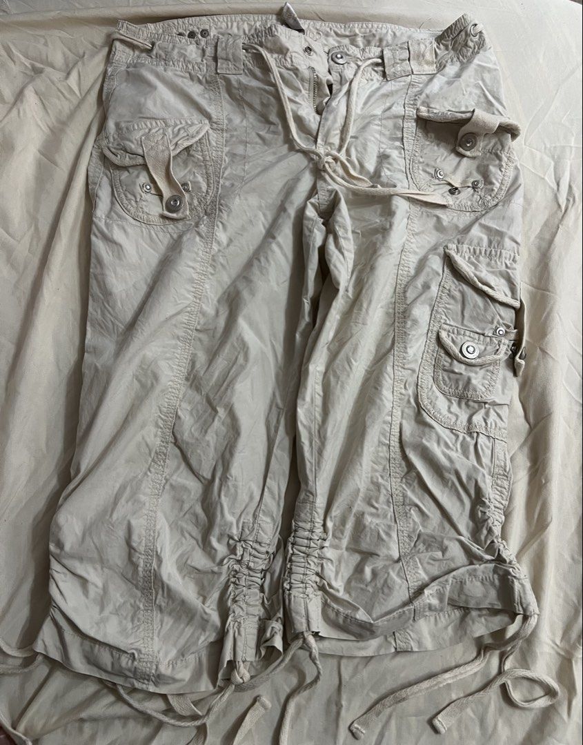 Capris Cargos (Category: Other Bottoms) located in Aguinaldo. Submitted by roversellz_ (Listing ID 1463028352, Image 1). Description: .