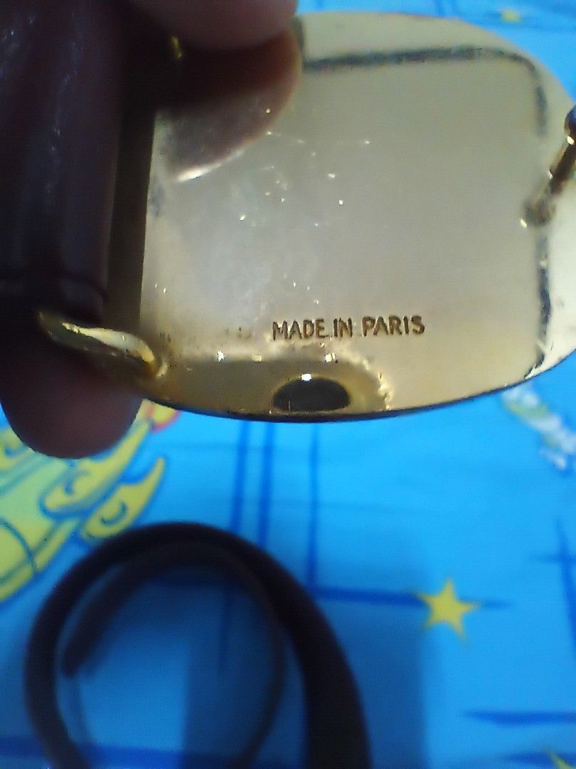 CARTIER vintage buckle (Category: Belts) located in Quezon City. Submitted by threetwotwo2ndaccount (Listing ID 1463032765, Image 3). Description: CARTIER vintage buckle made in paris stamp issue: nagstart na mag flakes ung leather bawal sa maselan bawal sa barat.