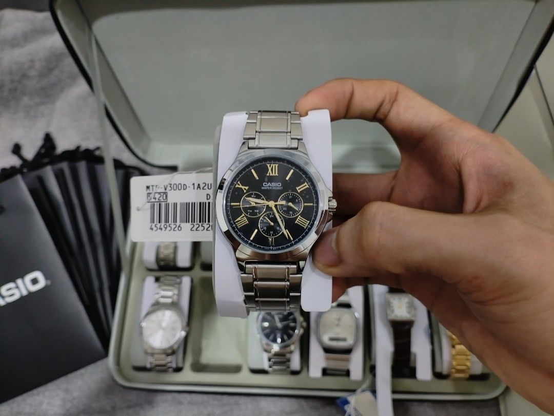 Casio MTP-V300D-1A2U Watch (Category: Men's Watches) located in Zaragoza. Submitted by retrorelicsbliss (Listing ID 1463036774, Image 2). Description: Features Brand : Casio SKU : 3140005726_PH-15581128019 Watch's features/functions : Day,24-hour,Waterproof,Date,Water Resistant Movement : Quartz Dial Glass : Mineral glass Strap Material : Stainless Steel Watch Dial Size : 47mm Watch Case Material : Stainless Steel Recommended Gender : Male Watch 