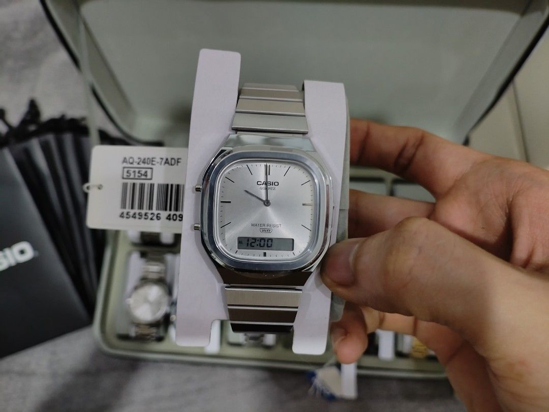 Casio Quartz Watch AQ-240E-7ADF Silver Tone Digital Analog (Category: Women's Watches) located in Zaragoza. Submitted by retrorelicsbliss (Listing ID 1463033559, Image 2). Description: Case size (L× W× H) icon-question for Case size (L× W× H) 40.9 × 35.8 × 8.1 mm Weight icon-question for Weight 51 g Case and bezel material Resin / Chrome plated Band Stainless Steel Band Adjustable Clasp Water resistance Water Resistant Power supply and battery li