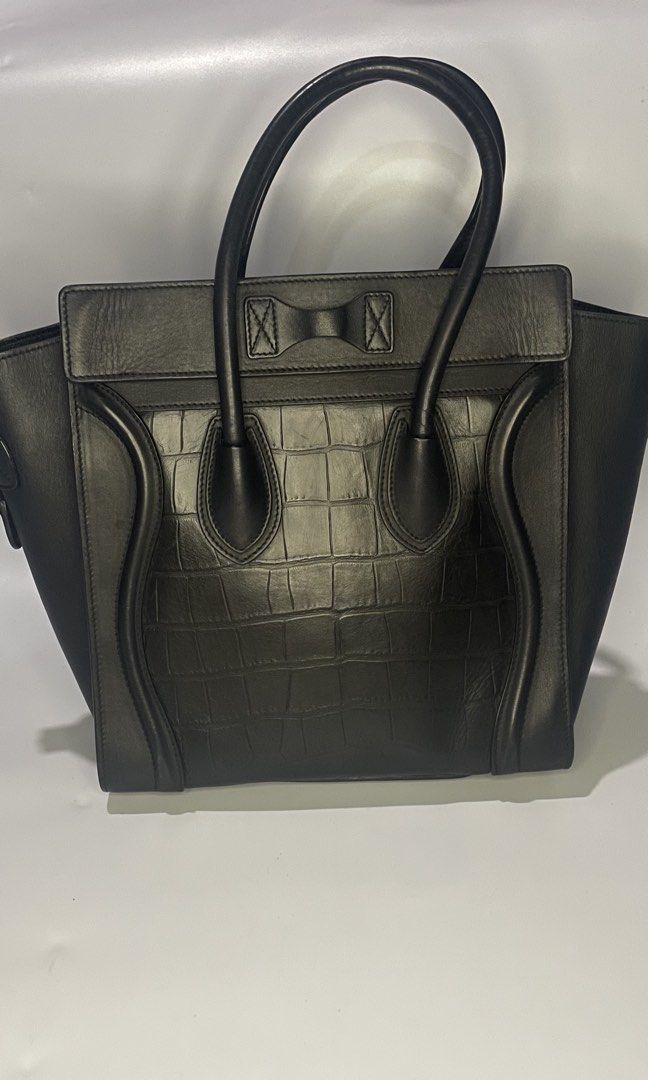 CELINE PARIS (Category: Luxury Bags & Wallets) located in Koronadal. Submitted by zyxarvie (Listing ID 1463028822, Image 3). Description: No issue AUTHENTIC ✅ 9.5/10 COLOR RATE EXCELLENT TO NEW LAMPO UNDER ZIPP.