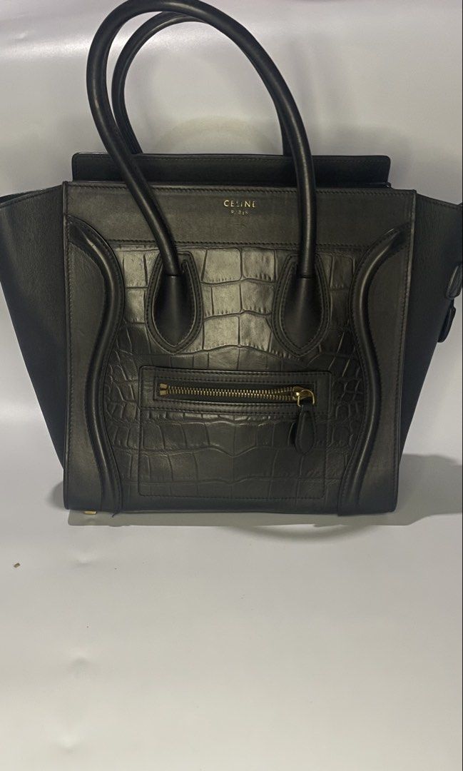 CELINE PARIS (Category: Luxury Bags & Wallets) located in Koronadal. Submitted by zyxarvie (Listing ID 1463028822, Image 1). Description: No issue AUTHENTIC ✅ 9.5/10 COLOR RATE EXCELLENT TO NEW LAMPO UNDER ZIPP.