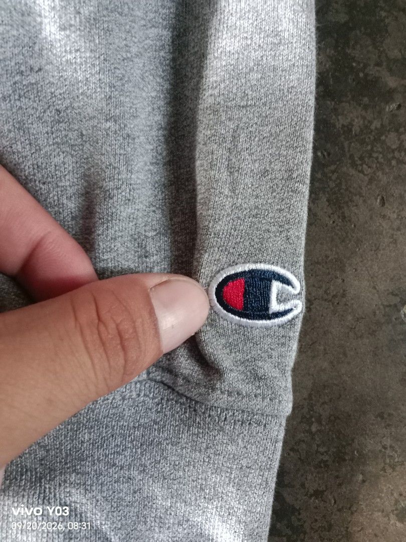 Champion Grey Crewneck Sweatshirt (Category: Coats, Jackets and Outerwear) located in Cabuyao City. Submitted by blake657 (Listing ID 1462911205, Image 2). Description: - Grey Champion Sweatshirt - Classic embroidered logo on chest - Crewneck style - Long sleeves - Ribbed cuffs and hem - Comfortable and casual - Ideal for everyday wear.
