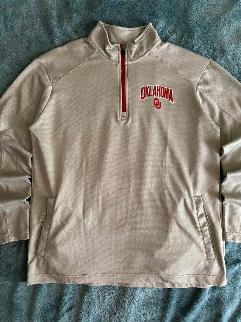 Champion Oklahoma Sooner's Quarter-zip Pullover (Category: Coats, Jackets and Outerwear) located in Subic. Submitted by hnrblethrift7 (Listing ID 1462890143, Image 2). Description: Champion quarter zip Size medium on tag kasya large👌 W21.5L26.5.