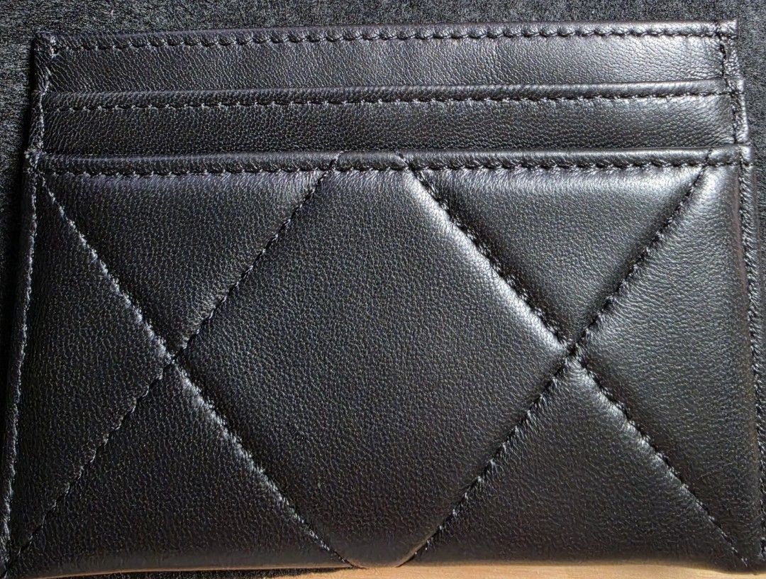 CHANEL 19 Card holder （分類：手袋及銀包）位於 Hong Kong。 由 kaihto 提交（商品編號 1457080060，圖片 3）。簡介： Chanel 19 Card holder，黑色羊皮，金色鏈條裝飾。卡片位夠用，放銀紙都得。有盒有卡，送禮自用都啱。有興趣可以問吓價。。