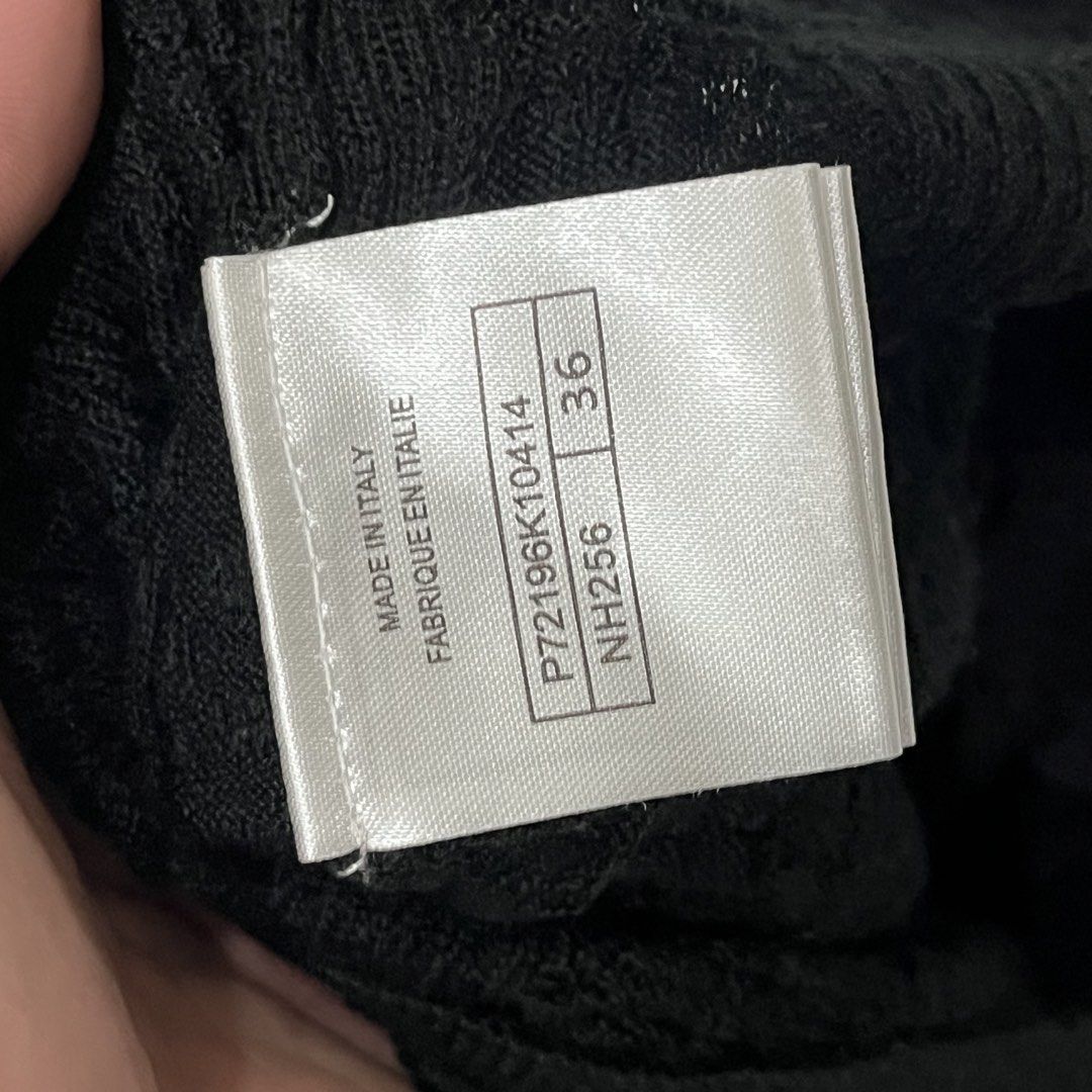 CHANEL - TEXTURED KNIT PEARL LONGSLEEVES (Category: Longsleeves) located in Lucena. Submitted by southsidekartell (Listing ID 1463059681, Image 3). Description: SIZE 36 SMALL IN GREAT CONDITION COMPLETE DETAILS NO MAJOR ISSUES.