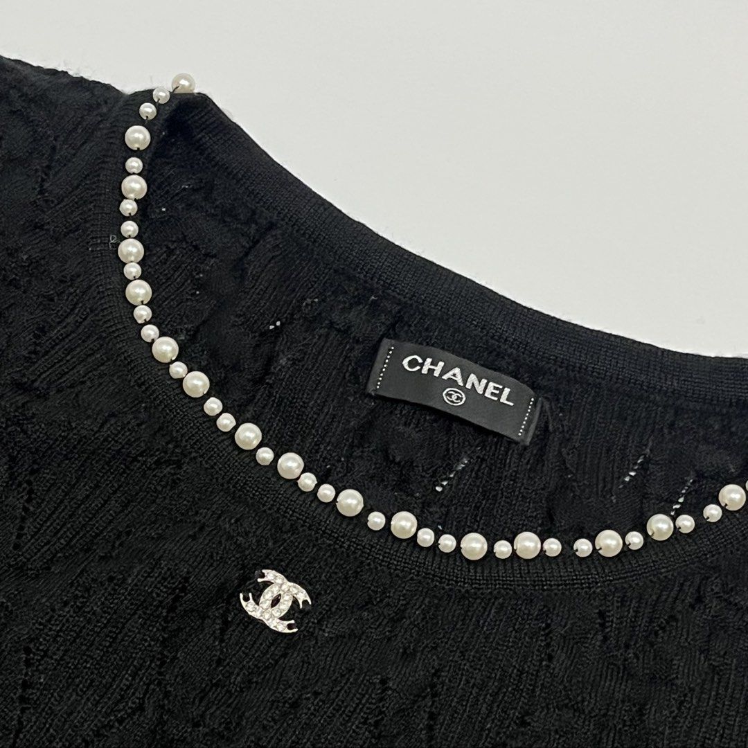 CHANEL - TEXTURED KNIT PEARL LONGSLEEVES (Category: Longsleeves) located in Lucena. Submitted by southsidekartell (Listing ID 1463059681, Image 2). Description: SIZE 36 SMALL IN GREAT CONDITION COMPLETE DETAILS NO MAJOR ISSUES.