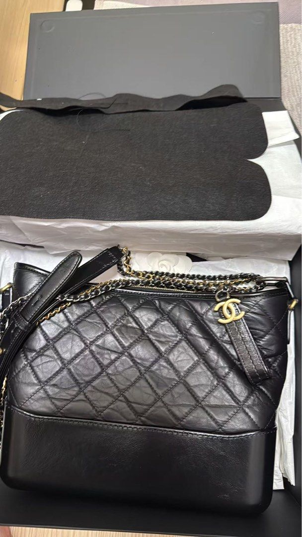 Chanel Gabrielle medium （分類：手袋及銀包）位於 Hong Kong。 由 kukulegoqq 提交（商品編號 1462967922，圖片 1）。簡介： Chanel 黑色手袋 Gabrielle medium 流浪包 少用，8成新，連盒，咭遺失 購自法國 可面交，屯門或元朗 非誠勿擾 。