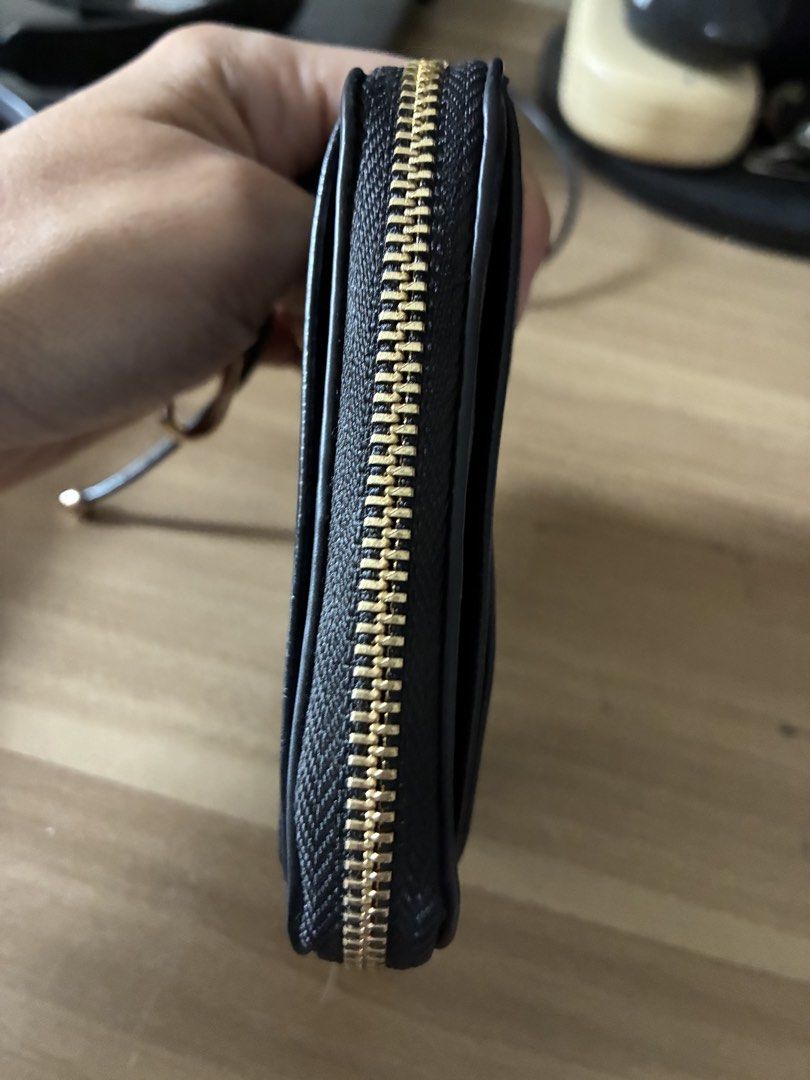Charles and Keith Card Holder (Category: Wallets & Card holders) located in Quezon City. Submitted by luna111403 (Listing ID 1462889930, Image 2). Description: With Box and Tags pa po.