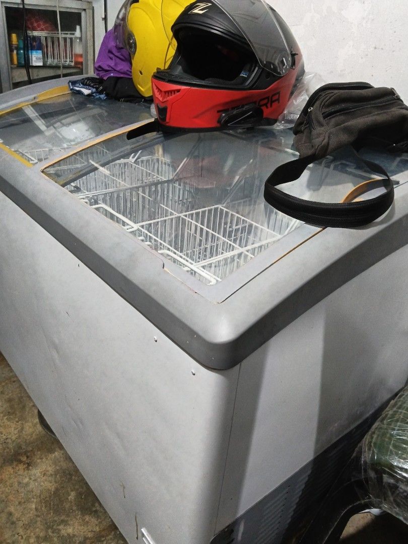 Chest Freezer with Glass Lid (Category: Refrigerators and Freezers) located in Manila. Submitted by daz_z (Listing ID 1463085823, Image 2). Description: - Chest freezer with clear glass lid - Two internal compartments - Ideal for home or business use - Fully functional and works well - Minor cosmetic imperfections: scuffs on exterior and yellowing around lid edge.