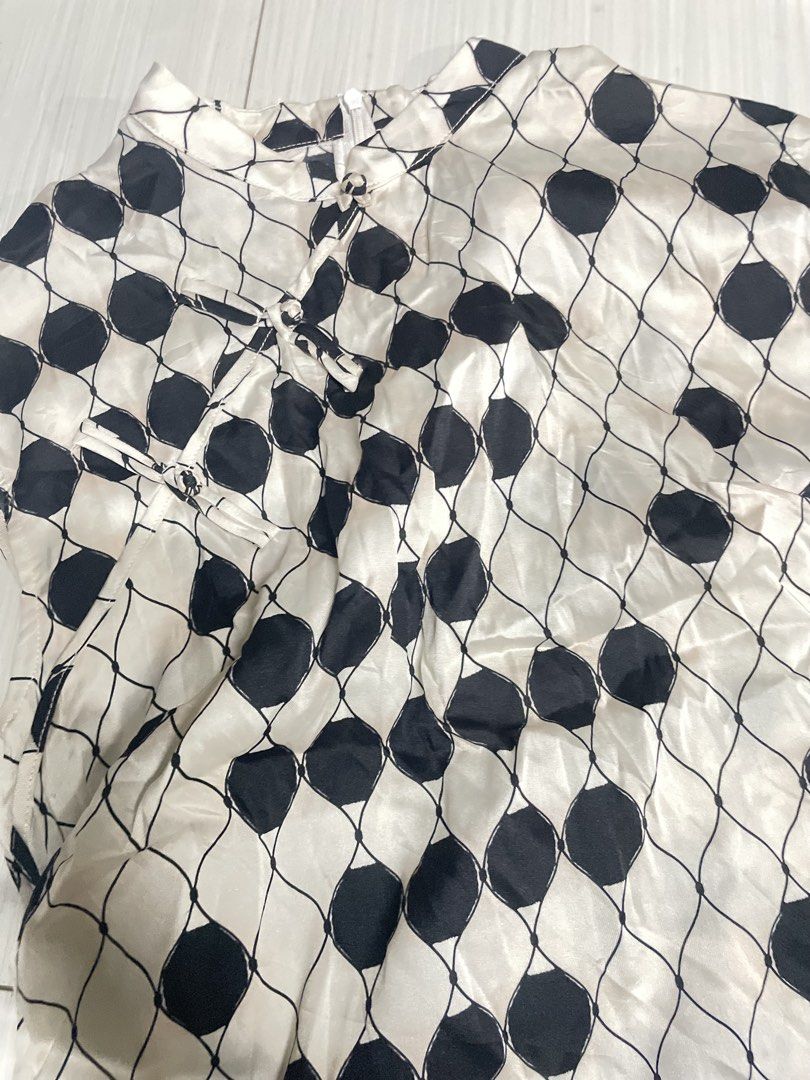Chinese Y2K pattern cloth size S- M (Category: Blouses) located in Quezon City. Submitted by prelovedclotheskimukays (Listing ID 1463025812, Image 2). Description: Need Laba laba Add sf for sure buyer.