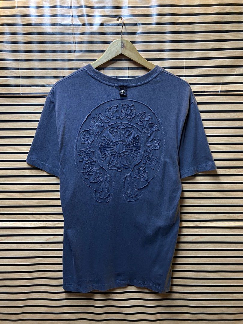 CHROME HEARTS “PATCH HORSHOE” (Category: Tshirts & Polo Shirts ) located in Makati City. Submitted by drip.poww (Listing ID 1462939805, Image 1). Description: - Chrome Hearts - Color: Gray - Size: Meduim - Dimes: 21x27 - Authentic - Excellent condition - Need wash, fresh from bale - Material: 100% Cotton Please don’t expect too much—these are thrifted (ukay) items. 😊 !!STILL NEGOTIABLE!!.