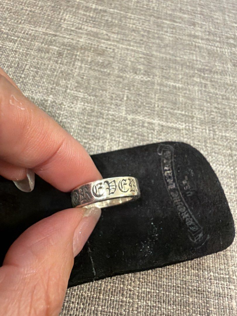 Chrome Hearts Ring Silver （分類：飾物及配件）位於 Hong Kong。 由 Ss2020 提交（商品編號 1463073704，圖片 2）。簡介： Size 5 Silver Brand new Authentic Chrome Hearts ring. Silver band with engraved details. Comes with original pouch. Great piece for any collection. Feel free to ask questions.。