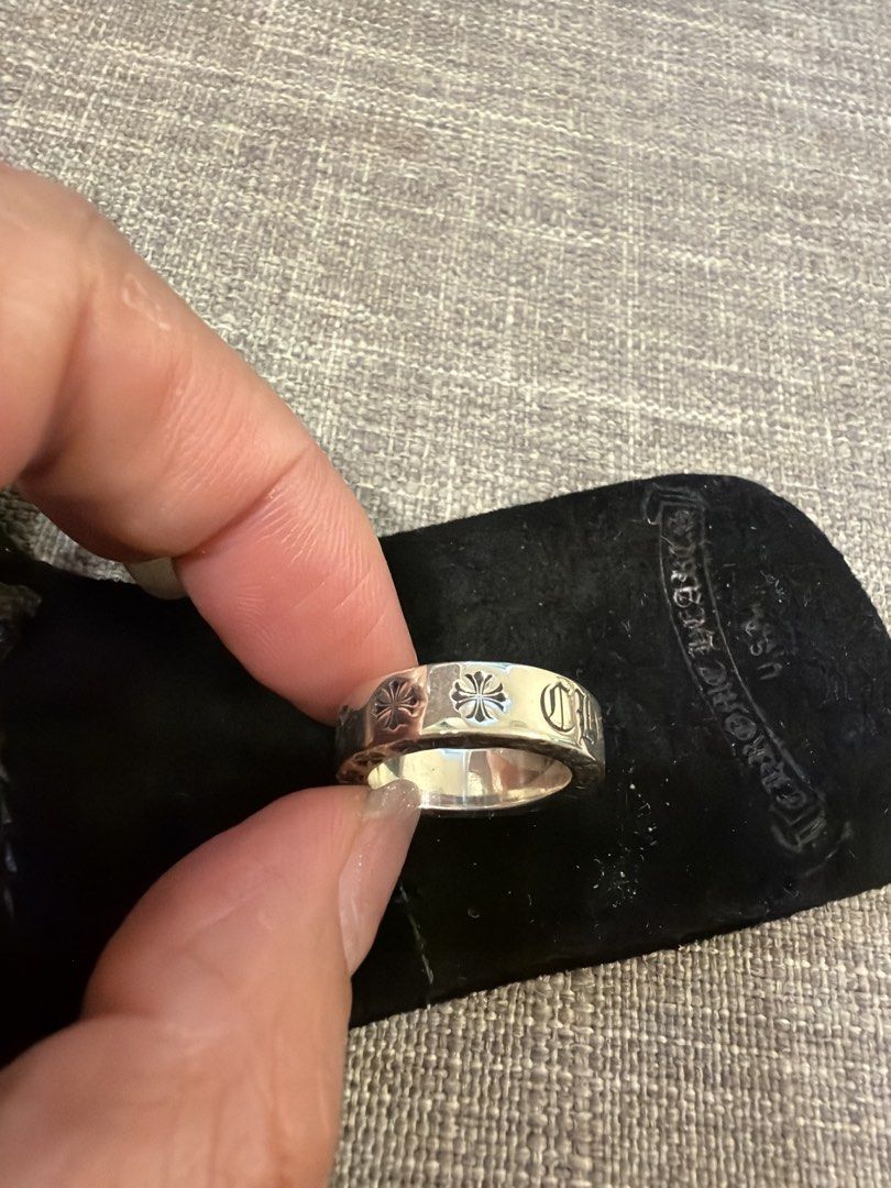 Chrome Hearts Ring Silver （分類：飾物及配件）位於 Hong Kong。 由 Ss2020 提交（商品編號 1463073704，圖片 3）。簡介： Size 5 Silver Brand new Authentic Chrome Hearts ring. Silver band with engraved details. Comes with original pouch. Great piece for any collection. Feel free to ask questions.。