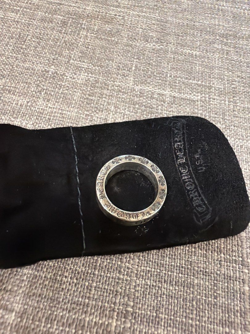 Chrome Hearts Ring Silver （分類：飾物及配件）位於 Hong Kong。 由 Ss2020 提交（商品編號 1463073704，圖片 1）。簡介： Size 5 Silver Brand new Authentic Chrome Hearts ring. Silver band with engraved details. Comes with original pouch. Great piece for any collection. Feel free to ask questions.。