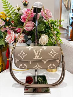 (Category: ) located in . Submitted by luxshare_preloved_ (Listing ID 1463017150, Image 1). Description: .