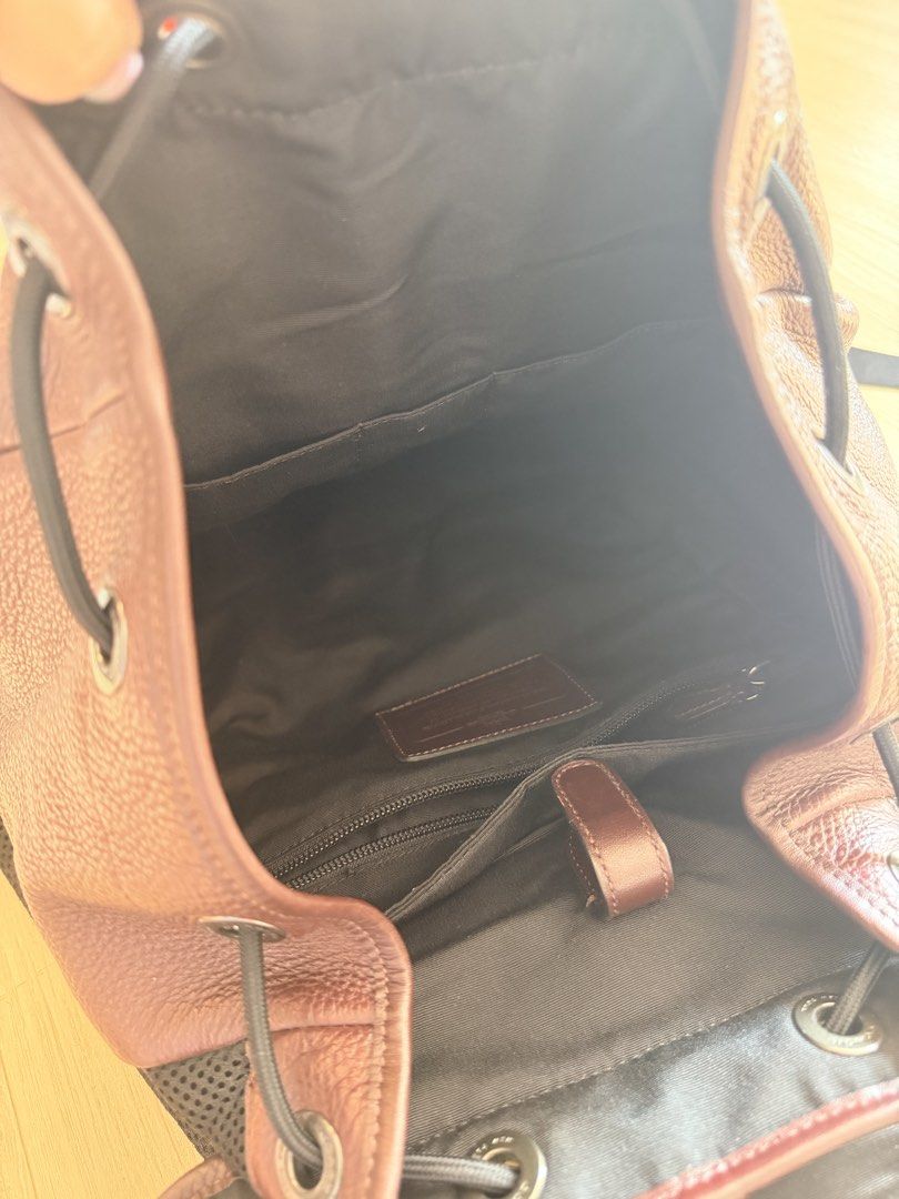 COACH 啡色皮革男裝背囊 （分類：背包）位於 Hong Kong。 由 bubblehoho 提交（商品編號 1462956861，圖片 3）。簡介： 係一個COACH嘅啡色皮革背囊。前面有拉鏈袋同埋磁扣蓋，兩邊有側袋。入面有間隔，方便放嘢。皮革質地，睇落好有型。適合日常返工或者出街用。。