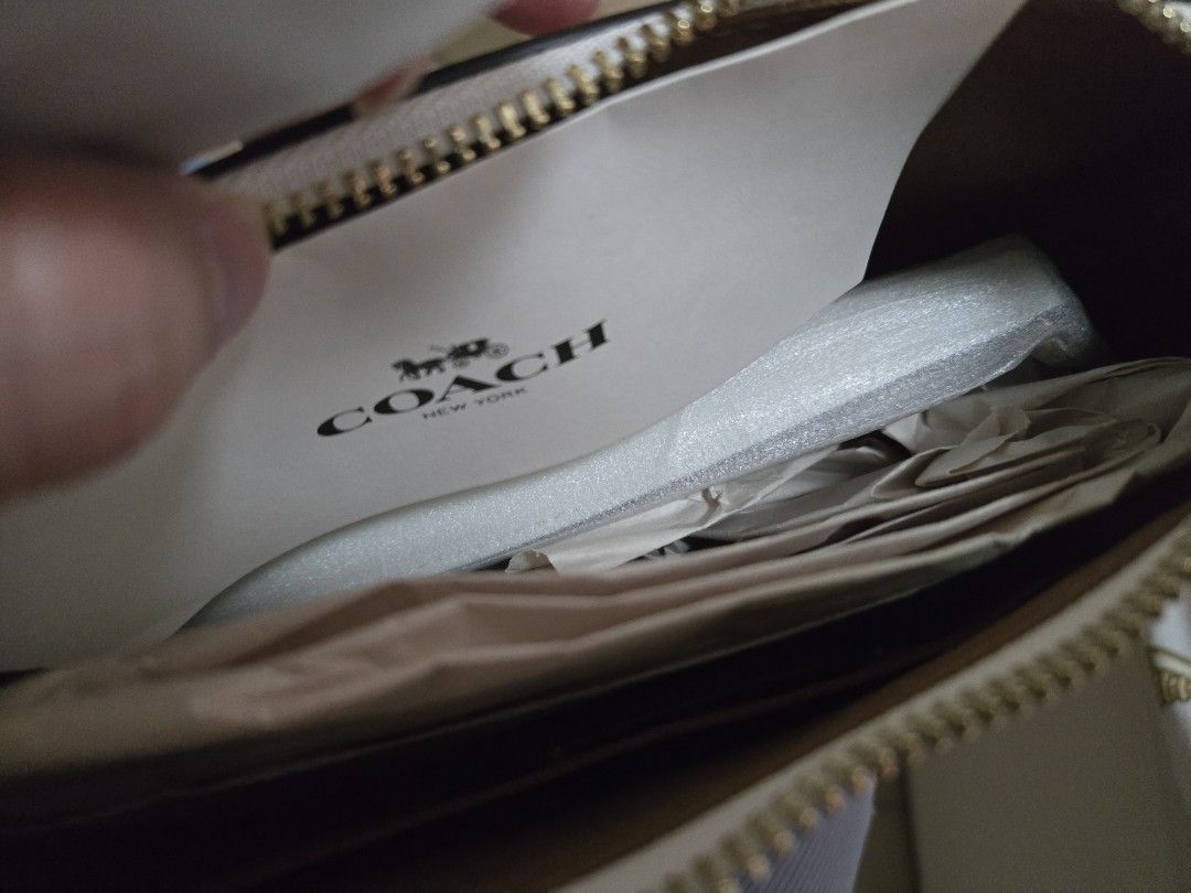 Coach 手袋 （分類：手袋及銀包）位於 Hong Kong。 由 bidding_guy 提交（商品編號 1462968832，圖片 3）。簡介： 有袋有塵袋 卡 吊牌 2條配帶。