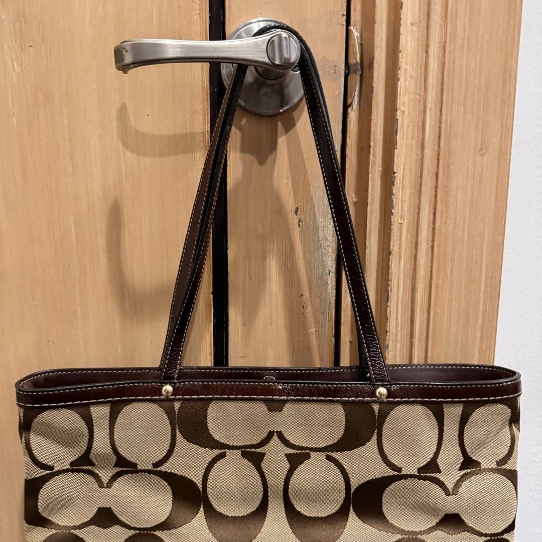 Coach Canvas Tote (Category: Luxury Bags & Wallets) located in San Pedro. Submitted by love.bruce10 (Listing ID 1463041226, Image 2). Description: Bought in Japan RFS: decluttering In good condition 9/10 With few signs of usage in strap and corners, otherwise excellent .