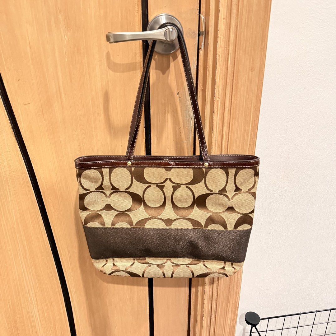 Coach Canvas Tote (Category: Luxury Bags & Wallets) located in San Pedro. Submitted by love.bruce10 (Listing ID 1463041226, Image 1). Description: Bought in Japan RFS: decluttering In good condition 9/10 With few signs of usage in strap and corners, otherwise excellent .