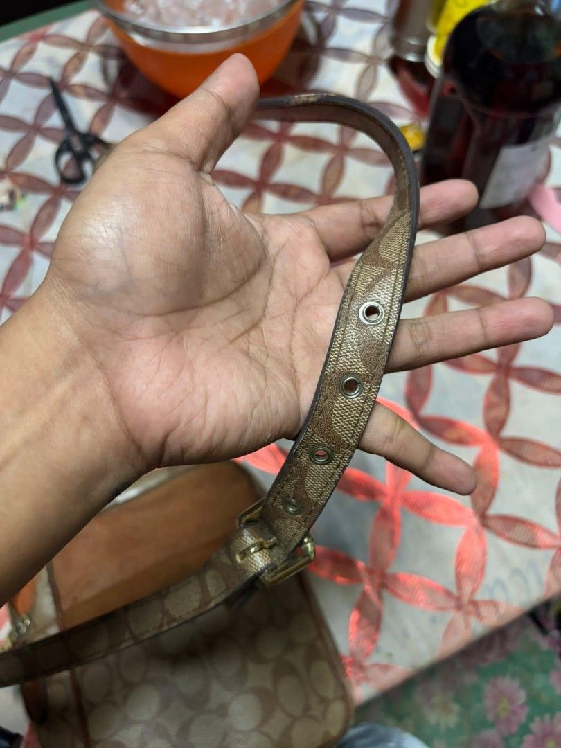 COACH CROSS BODYBAG (Category: Luxury Bags & Wallets) located in Manila. Submitted by jon_spamt (Listing ID 1463015768, Image 3). Description: Auth/Off.