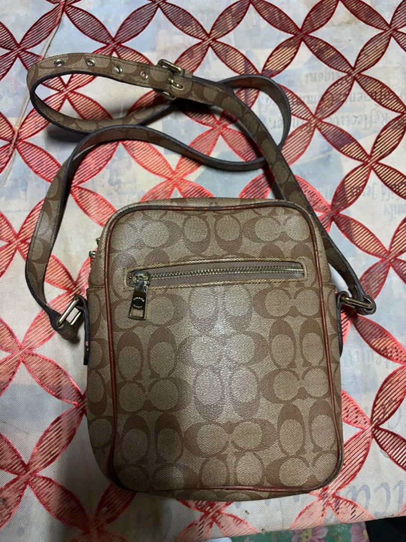 COACH CROSS BODYBAG (Category: Luxury Bags & Wallets) located in Manila. Submitted by jon_spamt (Listing ID 1463015768, Image 2). Description: Auth/Off.